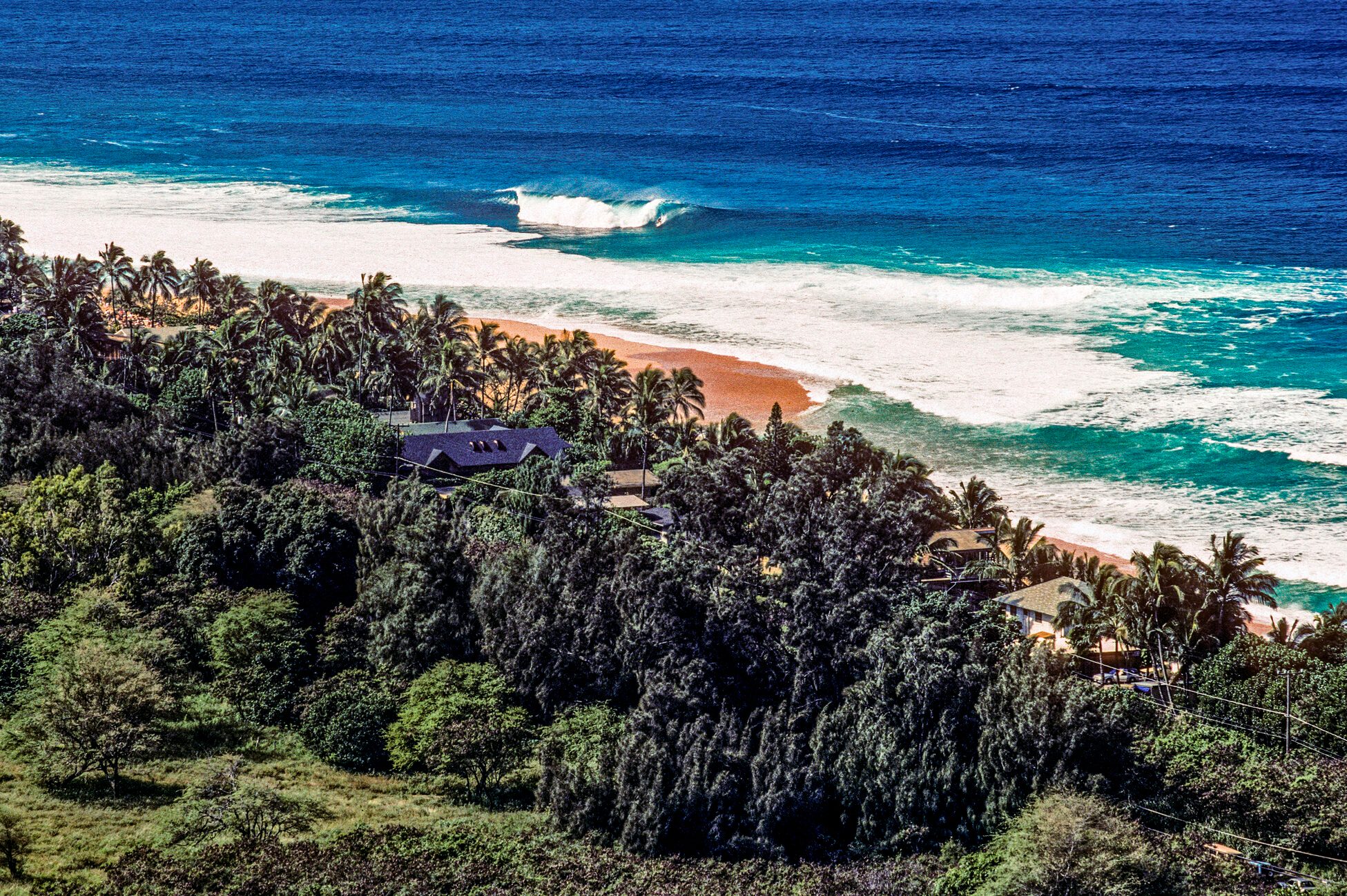 USA, Hawaii, Winter Surfing at Ehukai Beach Park